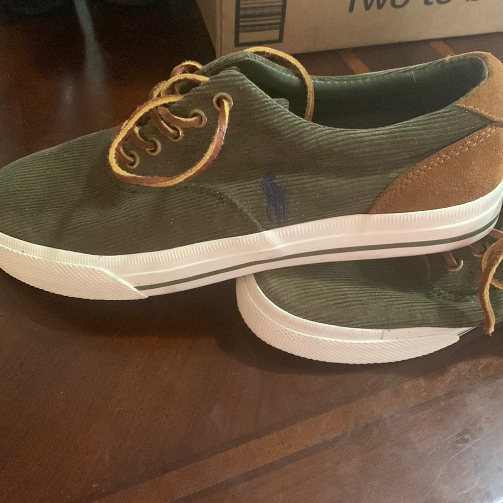 Polo Corduroy green and brown with white soles